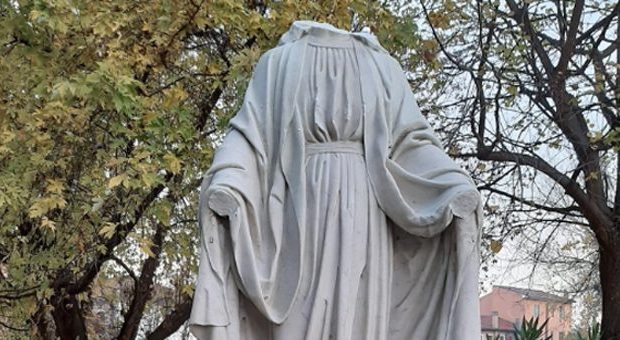 statua decapitata della Madonna
