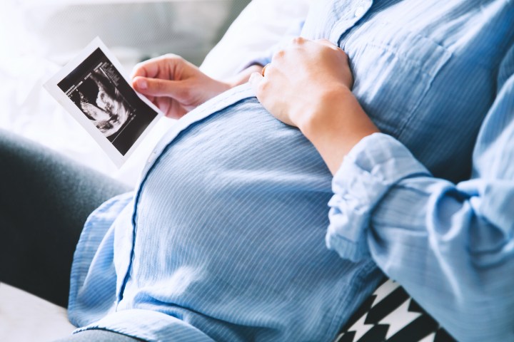 femme enceinte avec échographie