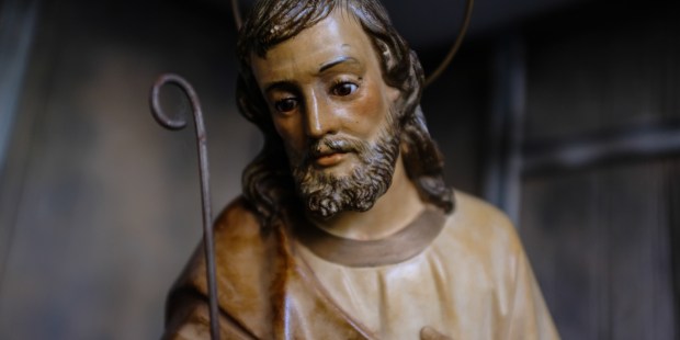 (FOTOGALLERY) Perché alcuni santi sono rappresentati con un pastorale o un bastone?