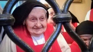 De niña escapó de un terremoto de milagro: hoy es una monja centenaria