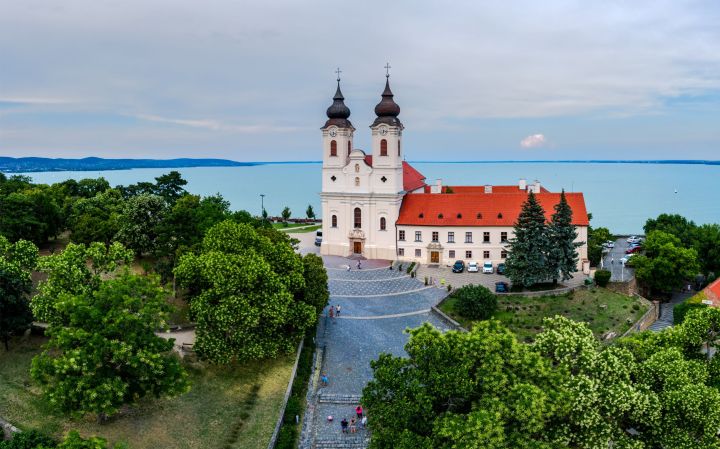 Abadía Benedictina de Tihany, en el lago al lago Balaton, joya de la espiritualidad cristiana húngara