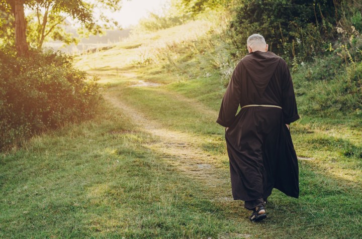 FRATE FRANCESCANO CAMMINA NEL BOSCO