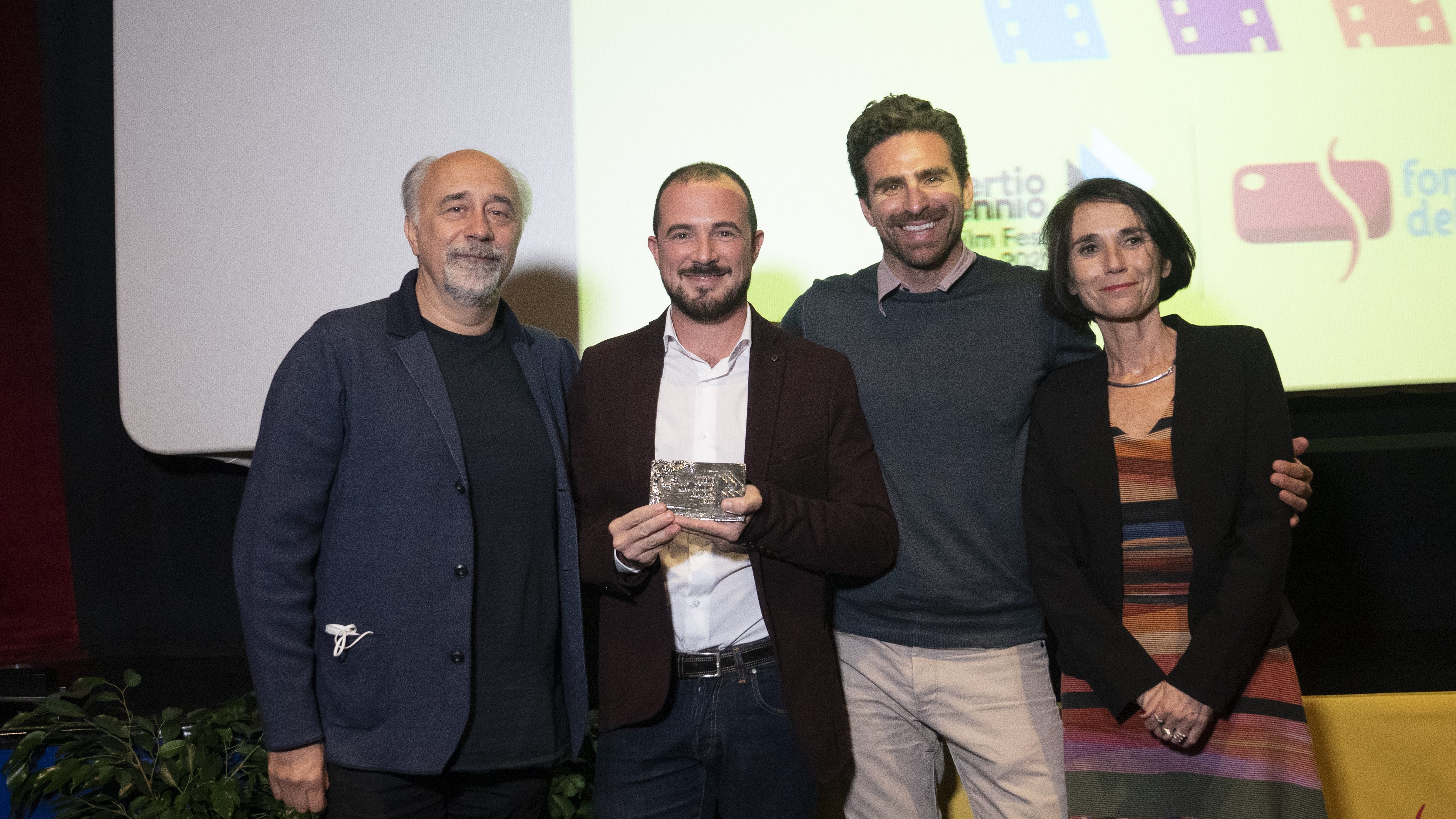 Francesco-Tocci-ritira-il-premio-miglior-film-per-_Al-cento-per-cento_-ph.-Karen-Di-Paola-edited.jpg