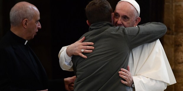 (FOTOGALLERY) Il Papa incontra i poveri ad Assisi