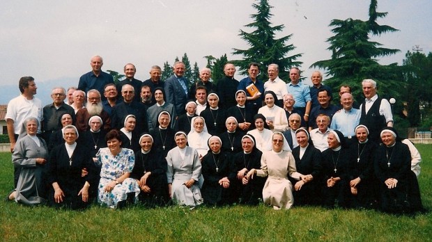 003-1993-rimpatriata-di-sacerdoti-religiosi-e-religiose-originari-di-Casoni.jpeg