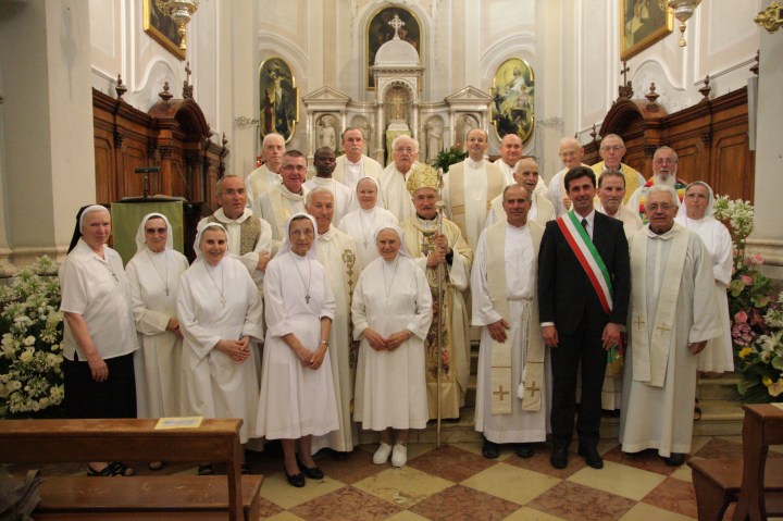 004-2015-sacerdoti-e-religiose-nativi-di-Casoni-insieme-agli-ex-parroci-del-paese-e-ad-alcune-religiose-del-Cottolengo-riuniti-in-occasione-del-Centenario-dellAsilo.jpg