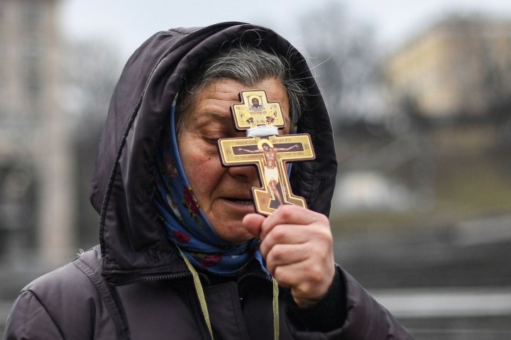 Kobieta z krzyżem przy twarzy