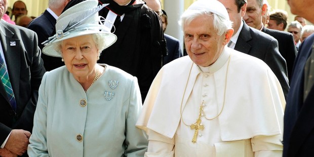 (FOTOGALLERY) I Papi e la Regina Elisabetta