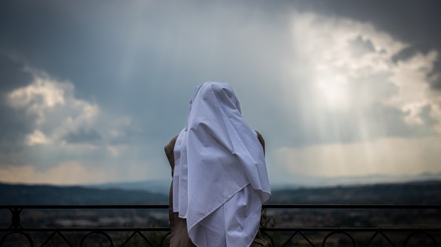 NUN-OUTDOOR-Pray-Antoine-Mekary-ALETEIA-