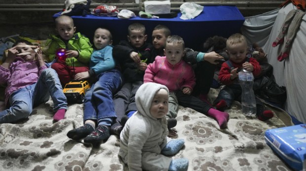 Dzieci w schronie w Mariupolu.