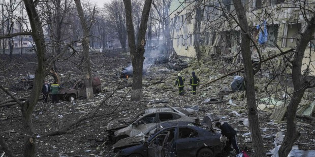 (FOTOGALLERY) Bombardamenti all’ospedale di Mariupol