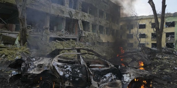 (FOTOGALLERY) Ospedale distrutto dalle bombe a Mariupol