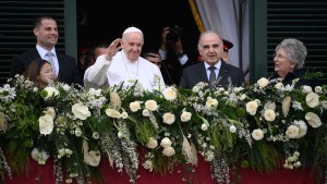 Pope-Francis-balcony-of-the-presidential-Palace