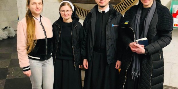 (FOTOGALLERY) Messa e confessioni nella metropolitana di Kiev