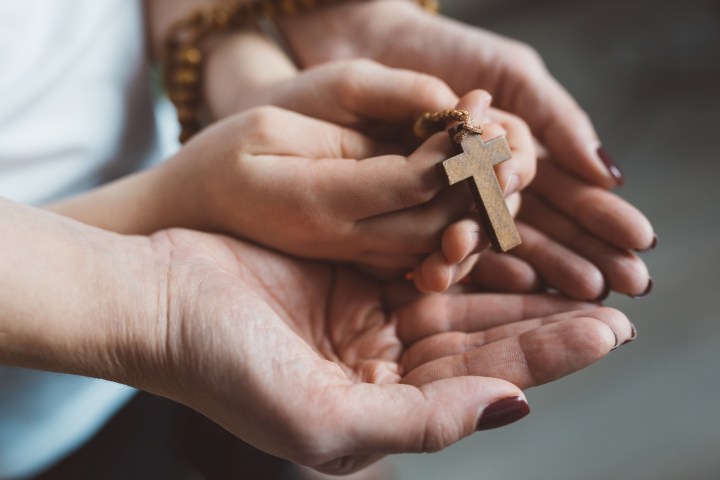 FAMILY-PRAY-ROSARY-CHAPELET-shutterstock_533440399.jpg