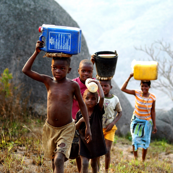 BAMBINI, ANGOLA, ACQUA