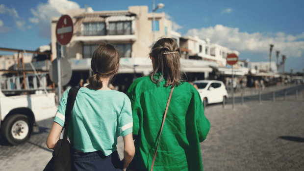 RAGAZZE, CAMMINARE, STRADA