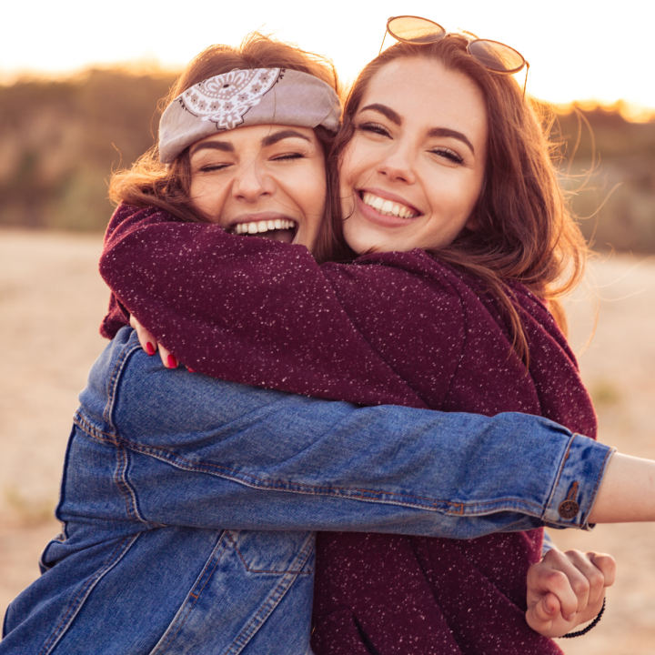 RAGAZZE, SORRIDENTI, ABBRACCIO