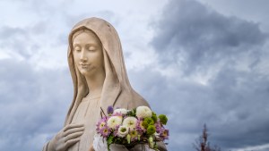Figura Matki Bożej z bukietem kwiatów