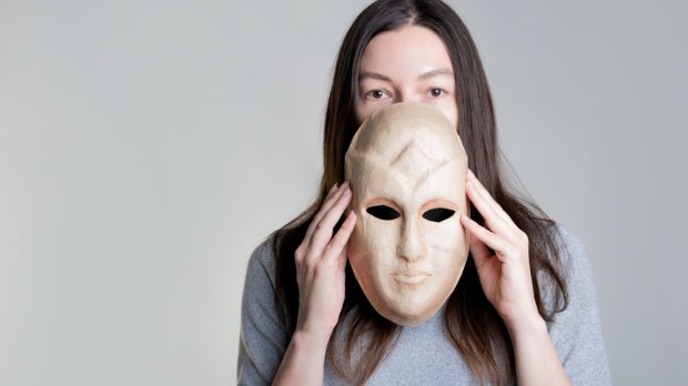 kobieta zdejmuje maskę z twarzy