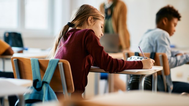 RAGAZZA, SCUOLA, TEMA