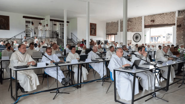 FRATI DOMENICANI SEDUTI E IN FILA