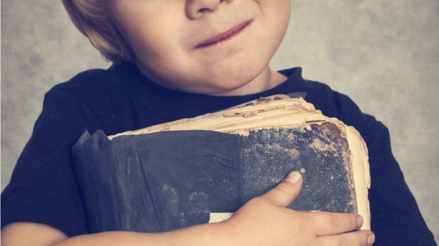 BAMBINO CON VECCHIO LIBRO