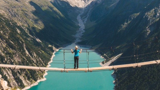 DONNA SU PONTE SOSPESO