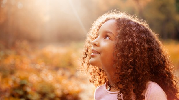 BAMBINA SGUARDO IN ALTO