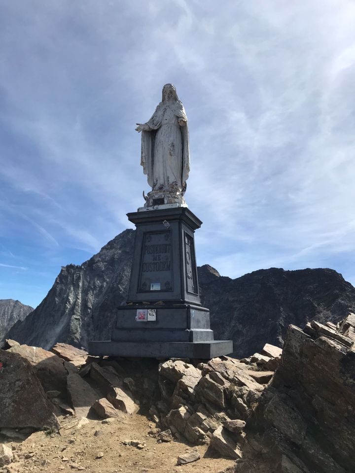 statua madonna cima montagna