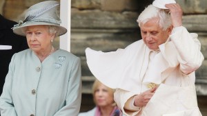 Britains-Queen-Elizabeth-II-with-Pope-Benedict-XVI-AFP