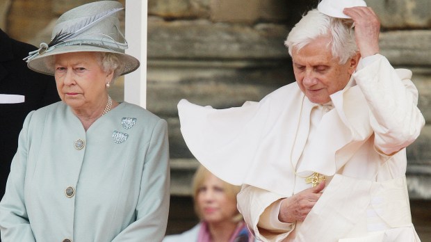 Britains-Queen-Elizabeth-II-with-Pope-Benedict-XVI-AFP