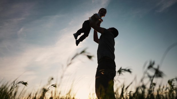 BAMBINO SULLE BRACCIA DEL PAPà