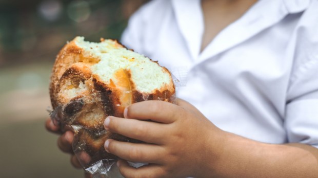 BAMBINO CON PANE NELLE MANI