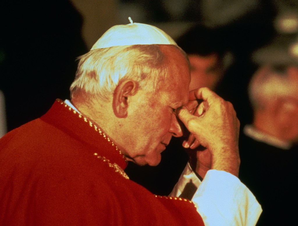 Jan Paweł II podczas modlitwy