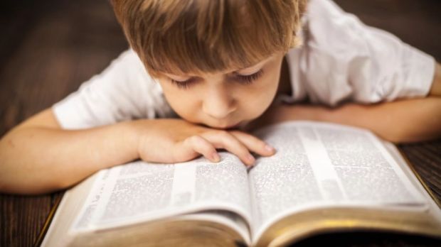 BAMBINO CHE LEGGE LA BIBBIA