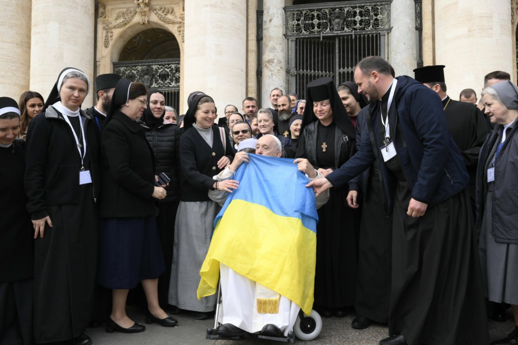 papież Franciszek otrzymał w prezencie ornaty od przedstawicieli Ukraińskiego Kościoła Greckokatolickiego