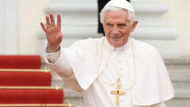 BENEDETTO XVI SALUTA CON LA MANO ALZATA