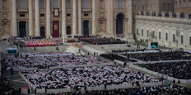 (FOTOGALLERY) I fedeli alle esequie di Benedetto XVI in piazza San Pietro