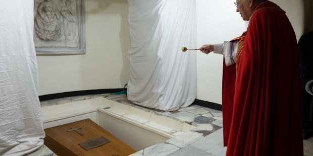 (FOTOGALLERY) Tomba di Benedetto XVI: le prime immagini
