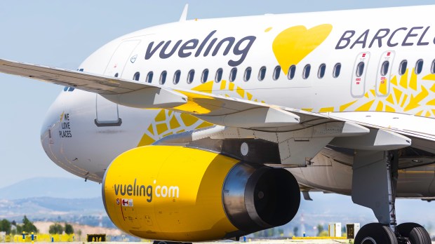 PLANE-VUELING-shutterstock_2102329963.jpg