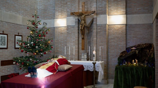 Two-images-of-the-Pope-Emeritus-resting-in-the-chapel-of-the-Mater-Ecclesiae-Monastery-Vatican-Media-Foto