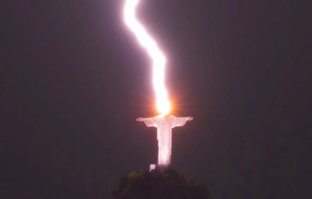 Raio atinge cabeça do Cristo Redentor no Rio de Janeiro
