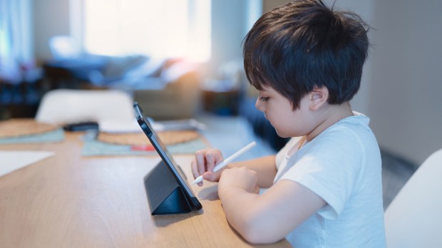 Bambino scrive sul suo tablet